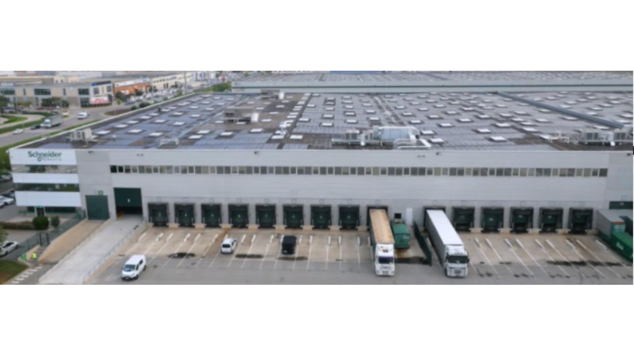 Schneider Electric amplia la capacità produttiva del suo più grande stabilimento europeo dedicato ai data center