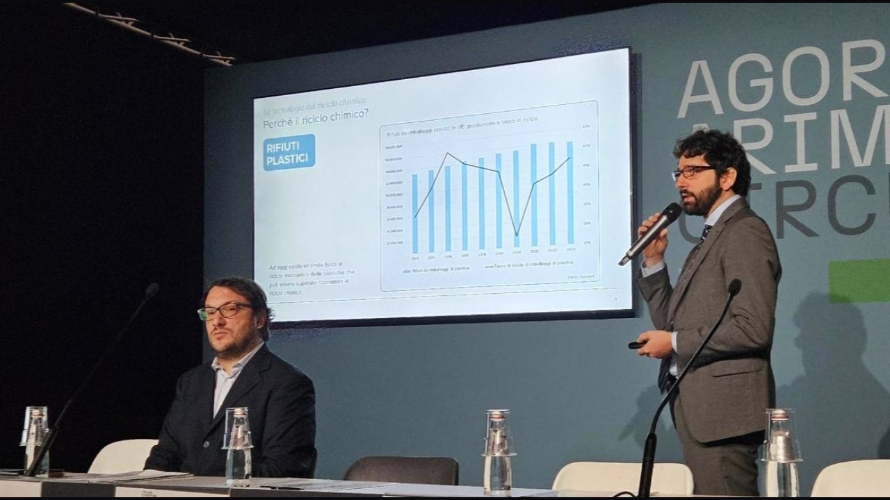 Rifiuti, crescono gli investimenti nel riciclo chimico